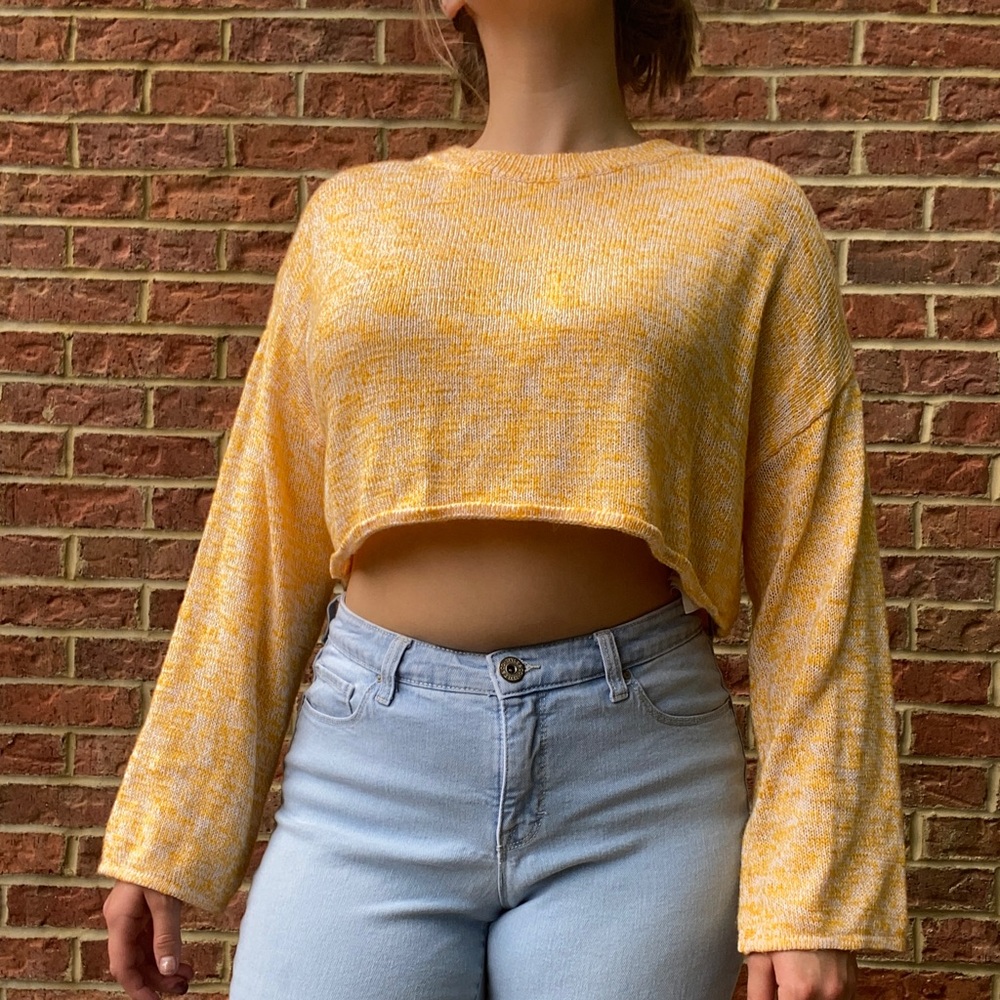 Yellow cropped sweater 🌟